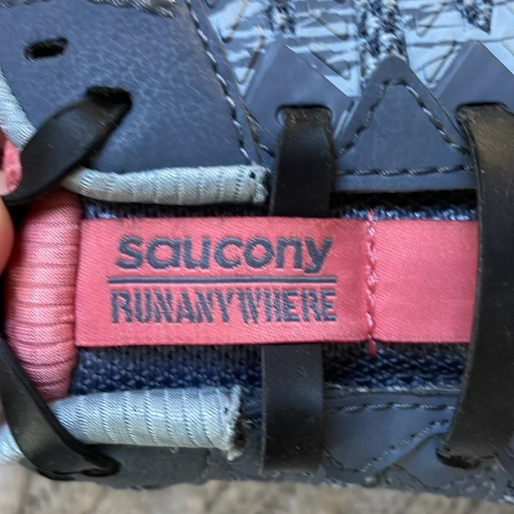 Women’s sz 9W Saucony Blue/gray and Pink Sneakers with Mesh & easy slip on bands
